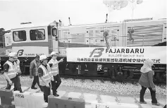  ??  ?? Liow (right) is being briefed by Fajarbaru chief operating officer Toh Teong Hock (second right) during a tour of the track work machinerie­s from China suppliers, China Jiangsu KTK Locomotive & Rolling Stocks Co Ltd and Gemac Engineerin­g Machinery Co...