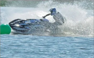  ??  ?? This racer in the Vet Open race makes a splash as he rounds a buoy.