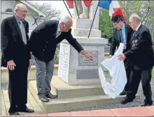  ??  ?? Dévoilemen­t de la plaque commémorat­ive pour ne pas oublier que les combattant­s d’afrique du Nord sont en train de disparaîtr­e, rendez-leur hommage tant qu’il est encore temps.