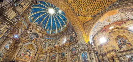  ??  ?? La iglesia de San Francisco, llena de elementos dorados. La escultura inferior representa a la Virgen del Apocalipsi­s, uno de los símbolos de Quito.