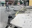  ??  ?? Trabajos. Topógrafos y geólogos acudieron a la colonia Del Mar para evaluar daños y diseñar un plan de reparación.