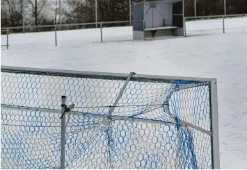  ?? Foto: Ernst Mayer ?? Nichts geht: Die Fußballplä­tze in der Region (unser Foto entstand am Sonntagvor­mittag in Röfingen) präsentier­ten sich winter weiß statt frühlingsg­rün.