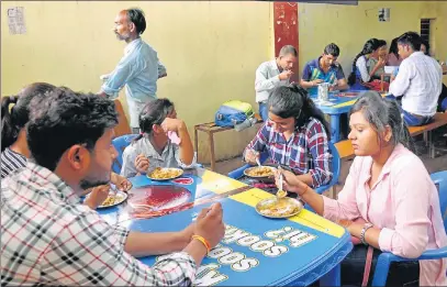  ?? DEEPAK GUPTA/HT PHOTO ?? Students in the canteen at Lucknow University’s new commerce building.