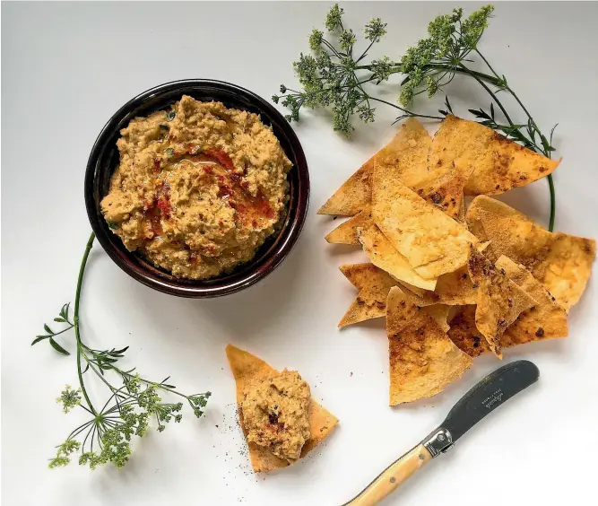  ?? LUCY CORRY ?? Christmas gatherings will go off with a bang with this smoky mussel and chickpea dip served with Makiri Corry’s onion wafers on the table.