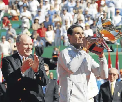  ??  ?? Alberto de Mónaco observa cómo Rafa Nadal levanta el trofeo de ganador.