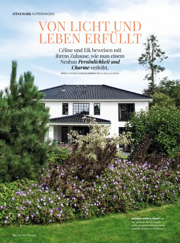  ??  ?? GRÜNER WIRD’S NICHT Die neu gebaute Villa ist bereits schön eingewachs­en und bietet herrliche Ausblicke ins Grüne.