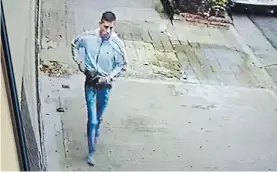  ??  ?? En acción. Uno de los ladrones, captado por una cámara de seguridad.