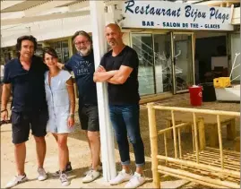  ??  ?? Patrice Pittavino (au centre) espère que les mesures du déconfinem­ent vont permettre de rouvrir au plus vite et au mieux bistrot, resto et plage… (Photo A. C.)