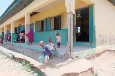  ?? File photograph of pupils in a dilapidate­d school in Abuja ??