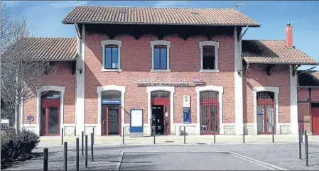  ??  ?? Un affaisseme­nt de terrain au nord de la gare de Caussade. (Photo Isabelle Pern).