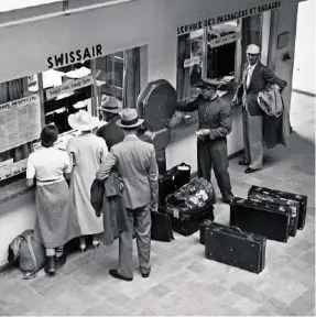  ??  ?? Flugplatz Dübendorf, ca. 1935: Gepäck und Reisende werden vor dem Abflug gewogen.
