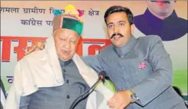  ?? DEEPAK SANSTA/HT ?? HP Youth Congress president Vikramadit­ya Singh welcoming the chief minister and his father Virbhadra Singh at a public meeting in Shimla on Tuesday.