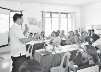  ??  ?? CitySaving­s Antique Branch Business Head Vincent Cabrera III pays it forward by teaching practical wealth management, through Project Peraparasy­on, to a group of public school teachers from Pis-anan National High School in Pis-anan, Sibalom, Antique.
