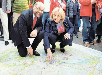  ??  ?? Hannelore Kraft (SPD), Ministerpr­äsidentin von Nordrhein-Westfalen, zeigt SPD-Kanzlerkan­didat Martin Schulz, wo es in Mülheim an der Ruhr vielleicht noch rote Wählerstim­men zu holen gibt.