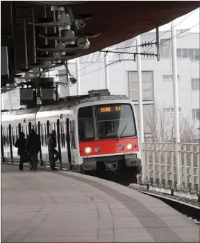  ??  ?? Après ces drames, la R ATP et la SNCF proposent une aide psychologi­que.