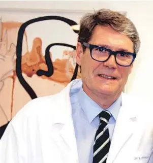  ??  ?? Dr. Eduard Rabat, especialis­ta en Cirugía de Pie y Tobillo