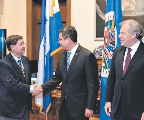  ?? FOTO: EL HERALDO ?? El presidente de la República, Juan Orlando Hernández, y el secretario de la OEA, Luis Almagro, cuando recibían al nuevo vocero de la Misión en Washington.