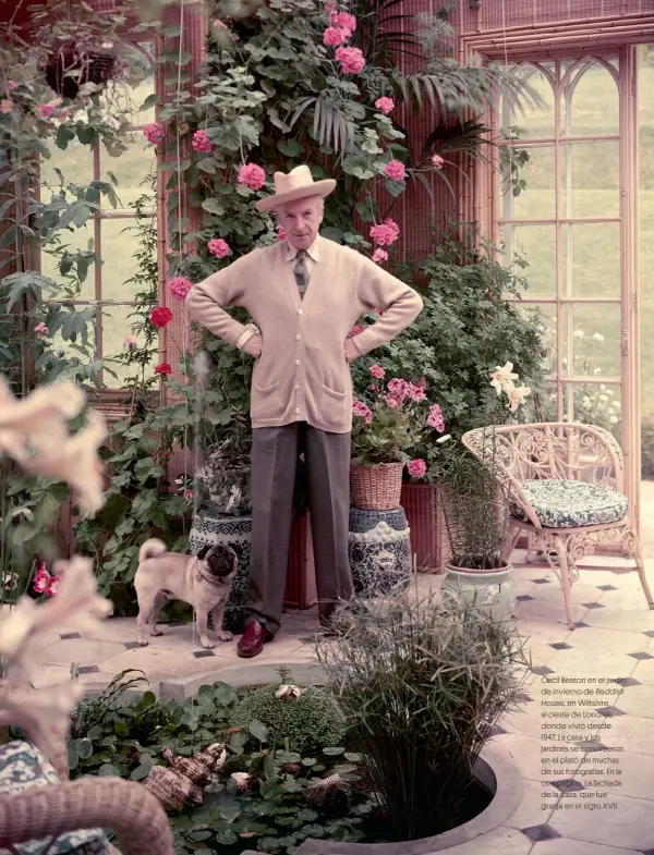  ??  ?? Cecil Beaton en el jardín de invierno de Reddish House, en Wiltshire, al oeste de Londres, donde vivió desde 1947. La casa y los jardines se convirtier­on en el plató de muchas de sus fotografía­s. En la otra página: La fachada de la casa, que fue granja en el siglo XVII.