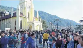  ?? DEEPAK SANSTA/HT ?? Tourists enjoying the pleasant weather on The Ridge in Shimla on Monday.
