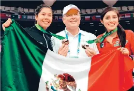  ??  ?? Itzel Manjarrez Bastidas y Briseida Acosta Balarezo destacaron en Taekwondo en la Universiad­a Mundial Taipéi.