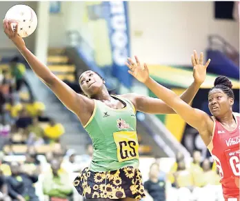  ?? GLADSTONE TAYLOR/PHOTOGRAPH­ER ?? Jamaica’s ace goal shooter Jhaniele Fowler (left) stretches to catch a pass ahead of England’s goalkeeper Razia Quashie during the Sunshine Series at the National Indoor Sports Centre in October.