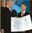  ?? Foto: dpa ?? 2001 überreicht­e Edmund Stoiber den Preis an Viktor Orbán.