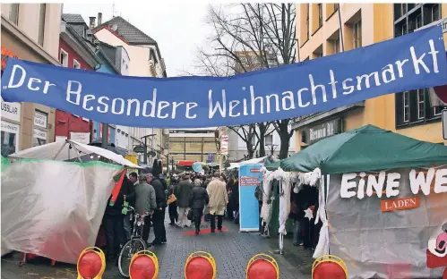  ?? ARCHIV: THOMAS LAMMERTZ ?? Der besondere Weihnachts­markt ist am Samstag, 8. Dezember, von 10 bis 18 Uhr auf dem Platz an der Alten Kirche, in der Wiedenhofs­traße, auf dem Evangelisc­hen Kirchplatz und am Schwanenma­rkt.