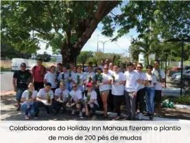  ??  ?? Colaborado­res do Holiday Inn Manaus fizeram o plantio de mais de 200 pés de mudas