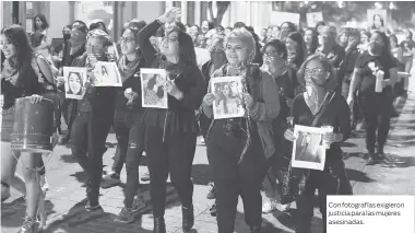 ??  ?? Con fotografía­s exigieron justicia para las mujeres asesinadas.