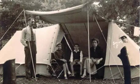  ??  ?? In viaggio Un’immagine dell’archivio di famiglia di Carla Amoretti in cui la si vede, ragazzina, in tenda con il padre, Guido Amoretti, la madre Maria Teresa e il fratello Oreste: «Dal ’56 in avanti abbiamo fatto un viaggio ogni anno senza mai andare negli alberghi, ma sempre in tenda. Era tutto ben organizzat­o perché lui era un’ottima guida e infatti per il museo ebbe un gran seguito»