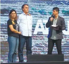  ?? | FERNANDO FRAZÃO/AGÊNCIA BRASIL ?? Com a mulher, Michelle, Bolsonaro participa de culto