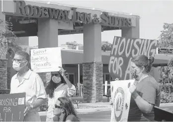  ?? JOE CAVARETTA/SOUTH FLORIDA SUN SENTINEL ?? Homeless people and advocates listen during a news conference Monday at the Rodeway Inn in Dania Beach.