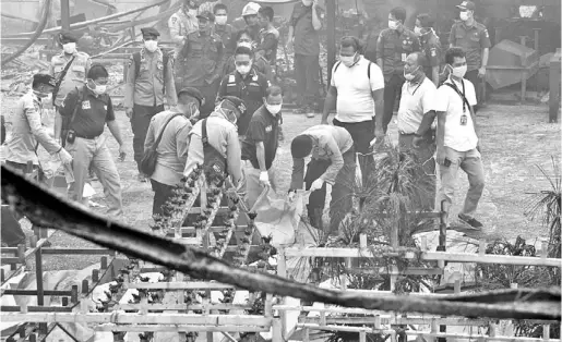  ?? — Gambar
Antara/Reuters ?? POLIS memeriksa mayat mangsa selepas kebakaran di kilang bunga api di Kampung Kosambi di Tangerang, wilayah Banten, kelmarin.