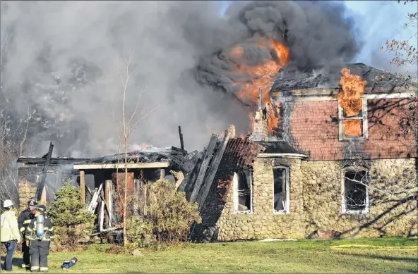  ?? ASHLEY THOMPSON ?? Firefighte­rs from department­s spanning from Nictaux to Kentville teamed up to tackle a blaze that broke out in this historic home on Aylesford Road in Lake Paul Nov. 21.