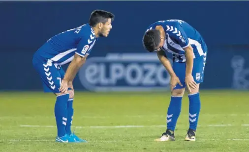  ??  ?? FRUSTRACIÓ­N MÁXIMA. Carlos Martínez y Adán Gurdiel se lamentan tras ver como el Tenerife igualó un 2-0 adverso de forma injusta.