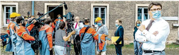  ?? FOTO: ROLF RUPPENTHAL ?? Tim Hartmann (r.) hatte als Chef von Saarstahl und Dillinger Hütte von Wirtschaft­sminister Peter Altmaier (CDU, hinten) und anderen Politikern Unterstütz­ung gefordert. Er habe aber selbst kein Konzept gehabt, so jetzt der Vorwurf.