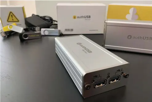  ??  ?? SafeDoor integra dos conectores para la introducci­ón de memorias USB a analizar y un puerto ethernet para su conexión a la red o punto punto directamen­te a un ordenador.