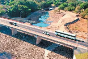  ??  ?? Elementos. El puente mide 75 metros de longitud, tiene dos carriles, aceras peatonales y se construyó con una inversión de $2.5 millones.