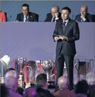  ??  ?? MOMENTO DELICADO. Josep María Bartomeu, presidente del Barça, el pasado sábado en la Asamblea.