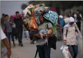  ?? FATIMA SHBAIR - THE ASSOCIATED PRESS ?? Palestinia­ns flee to the southern Gaza Strip on Salah al-Din Street in Bureij, Gaza Strip, Saturday.