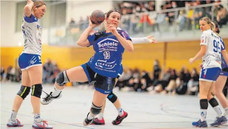  ?? FOTO: FRANK RIEDINGER ?? Fridingen/Mühlheims Torjägerin Rebecca Maurer (am Ball) will im Rückspiel gegen den SV Hohenacker-Neustadt ihre HSG zum Sieg werfen.