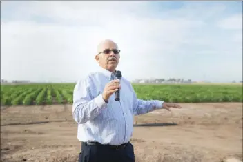  ?? VINCENT OSUNA PHOTO ?? University of California Cooperativ­e Extension, Imperial County Irrigation and Water Management Specialist Khaled Bali explains the progress of sunflower research in the Imperial Valley during the Agronomic Crops and Irrigation Water Management Field...