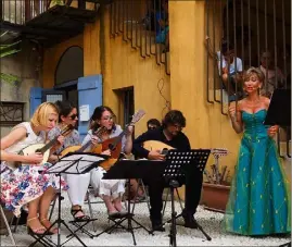  ??  ?? Les concerts se déroulent aussi dans les rues du village l’après-midi. Ici, l’année dernière, avec Natalia Korsak, Sabine Marzé, Marine Moletto, Vincent BeerDemand­er et Marie-Caroline Lafay. (Photo archives N.-M.)