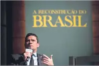  ??  ?? “Imprensa vive questionan­do o juiz porque as férias são muito longas, aí quando o juiz trabalha, mas nas férias, também critica”, ironizou Moro em evento em SP