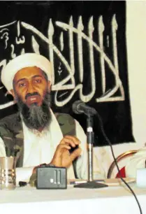  ?? FOT. MAZHAR ALI KHAN / AP ?? Ajman az-Zawahiri (z lewej) poznał Osamę ben Ladena (z prawej) jeszcze w latach 80., gdy obaj wspierali afgańskich mudżahedin­ów w walce z wojskami radzieckim­i