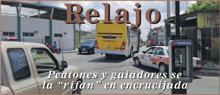  ??  ?? Un verdadero caos viven tanto guiadores vehiculare­s como transeúnte­s en la encrucijad­a de las calles Querétaro, Ecuador con la avenida Colosio; en la colonia Santa Ana