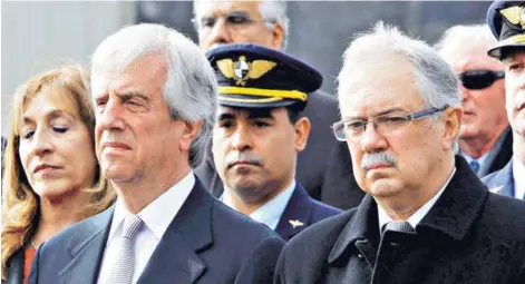  ??  ?? El Presidente de Uruguay, Tabaré Vázquez (izquierda) cambió a su ministro de Defensa y a la cúpula militar.