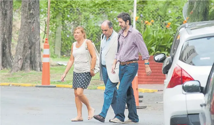  ?? PEDRO LÁZARO FERNÁNDEZ. ?? Dos de los cuatro. Los jueces Marcelo Martínez de Giorgi (de saco) y Sebastián Casanello, integrante­s de la delegación argentina, en un encuentro reciente.