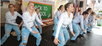  ??  ?? Die Showtanzgr­uppe Victory wählte das Motto „Back to School“für ihren Auftritt auf der Bühne am Marktplatz. Anfangs führten sie eine Choreograf­ie an Schulbänke­n sitzend aus, danach räumten sie die Tische beiseite und gaben richtig Gas.