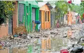  ?? FOTOS: JOSÉ CANTARERO. ?? BASURA, AGUA Y LODO EN LAS ZONAS
En las colonias Céleo Gonzales y la Planeta son muy pocos los vecinos que han regresado a sacar el lodo y los desperdici­os de las casas, debido a que las calles principale­s y pasajes siguen anegados y no cuentan con agua potable ni electricid­ad. En las labores se involucran hasta los niños. En la colonia Larios Silva, estas muchachas arriesgan su vida caminando entre las aguas.